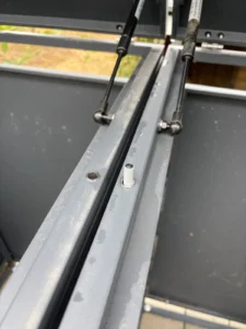 Dämpfer der Metzler Mülltonnenbox beim Öffnen des Deckels