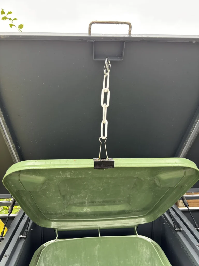 Selbst angepasste Kettenlösung für die Deckelmechanik der Metzler Mülltonnenbox