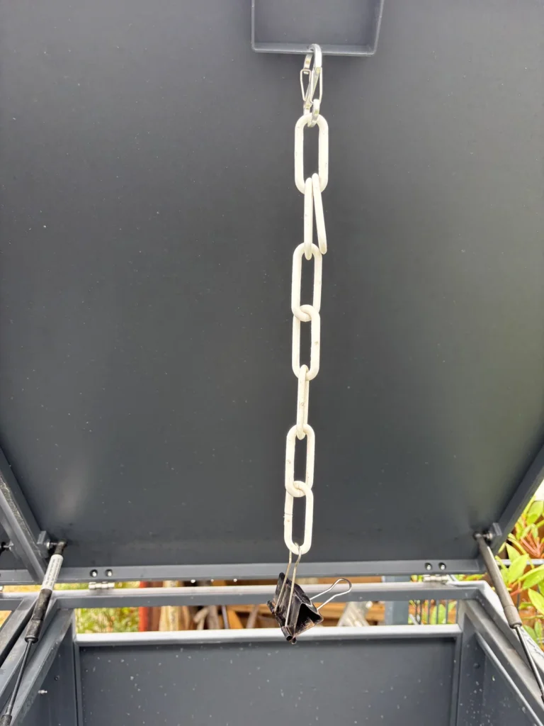 DIY Kettenlösung zum gleichzeitigen Öffnen von Mülltonnen- und Boxdeckel