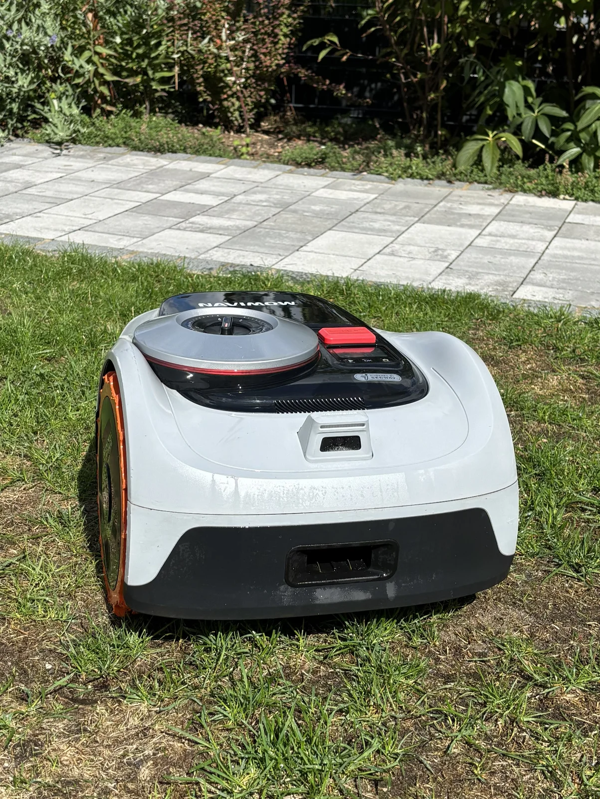 Navimow i105e Erfahrungen mit dem Mähschaf zeigt keine Beschädigungen nach über 2 Jahren Eisatz an der Front.