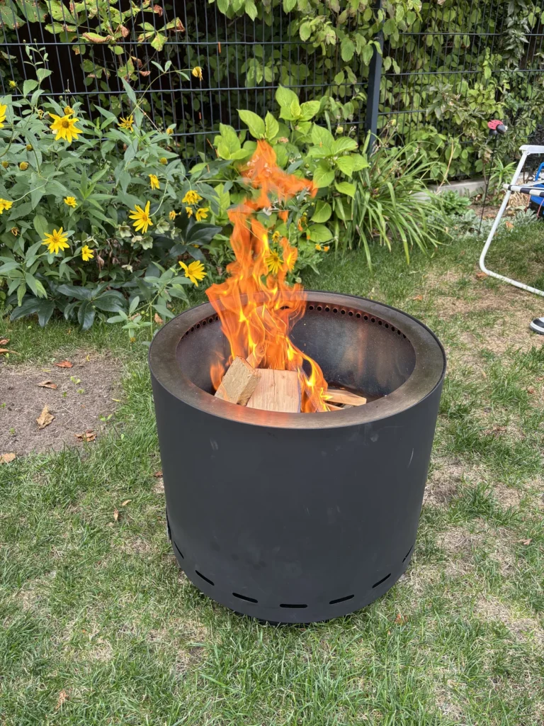 Brennendes Feuer in der Norliva Skara Feuerschale