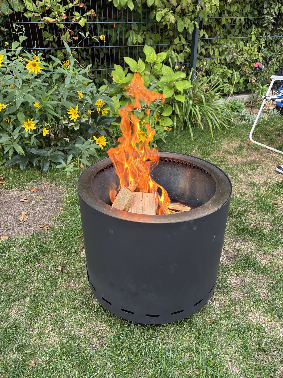 Brennendes Feuer in der Norliva Skara Feuerschale