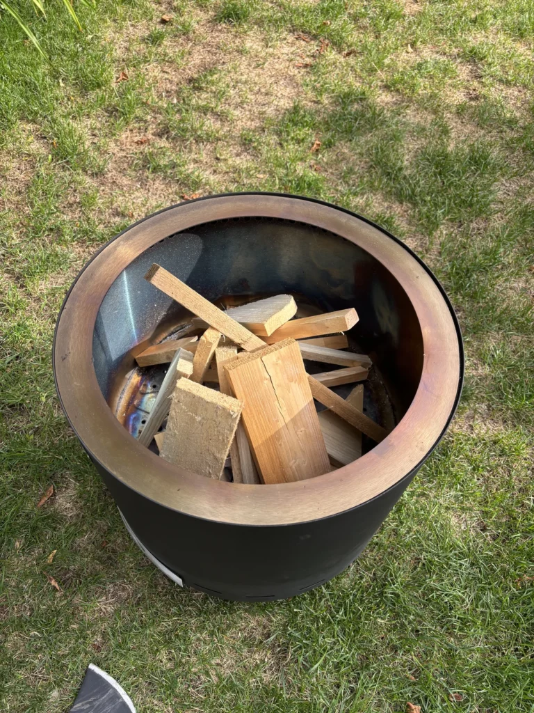 Norliva Skara Feuerschale mit Holz zum Anzünden
