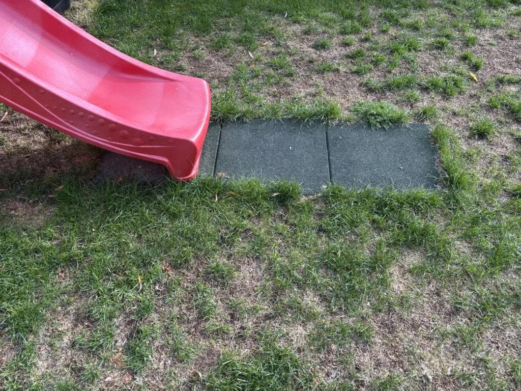Spielturm Fallschutz Matten am Ende der Rutsche des Wickey Smart Seaway