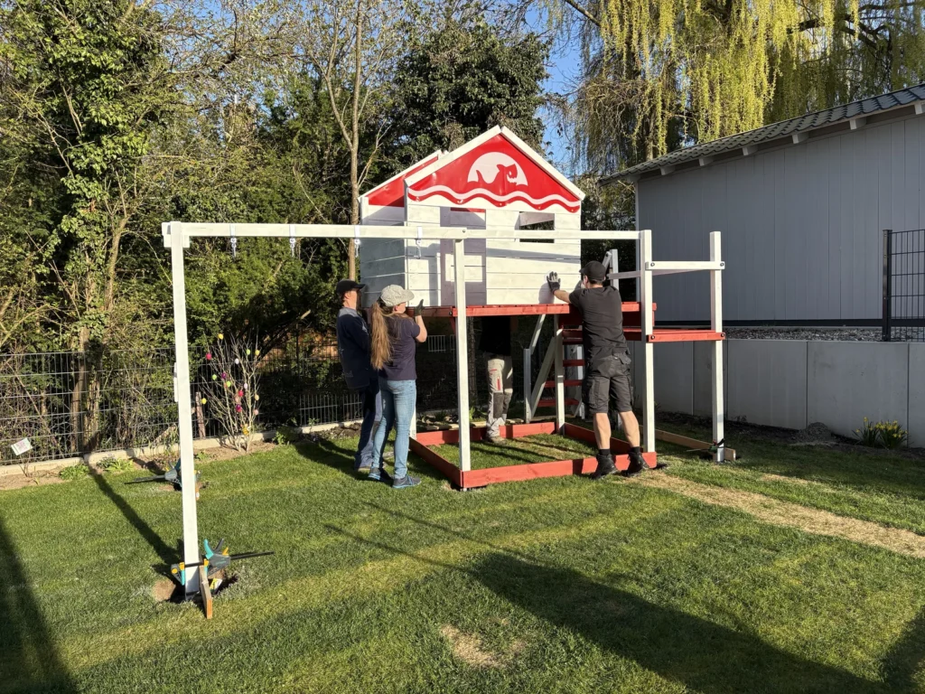 Spielhaus des Wickey Smart Seaway wird auf dem Grundturm positioniert und befestigt