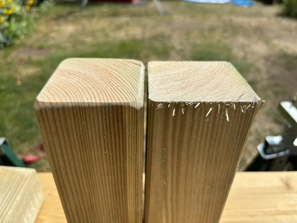 Holzbalken und -bretter des Spielturms werden geschliffen