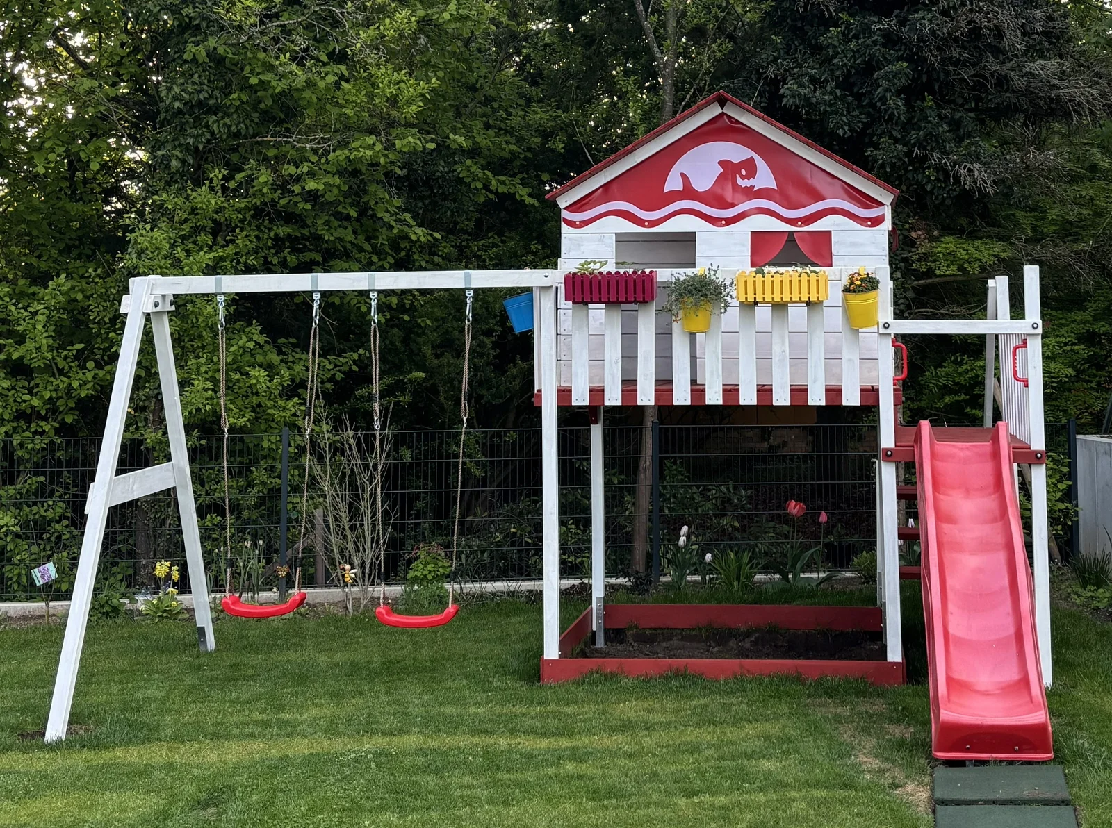 Wickey Smart Seaway Spielturm fertig aufgebaut im Garten