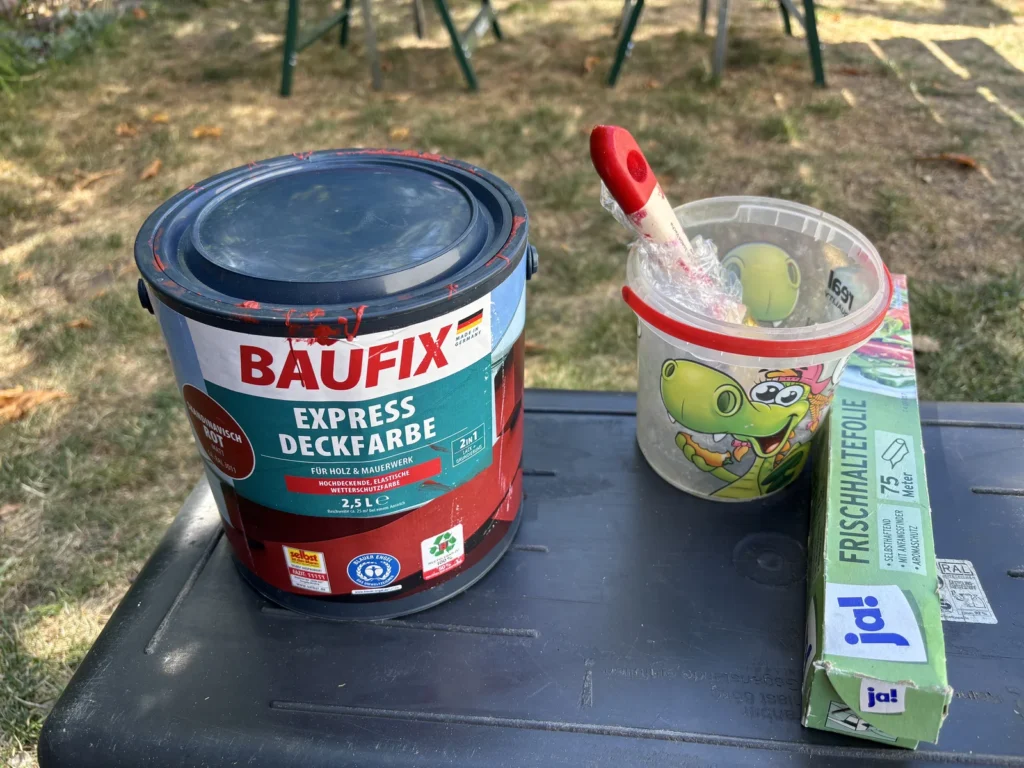 BAUFIX Deckfarbe mit Pinsel und Frischhaltefolie zum Aufbewahren des Pinsels