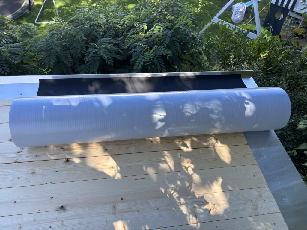 EPDM-Dachfolie vor dem Verkleben auf Traufblech und Ortgangblech