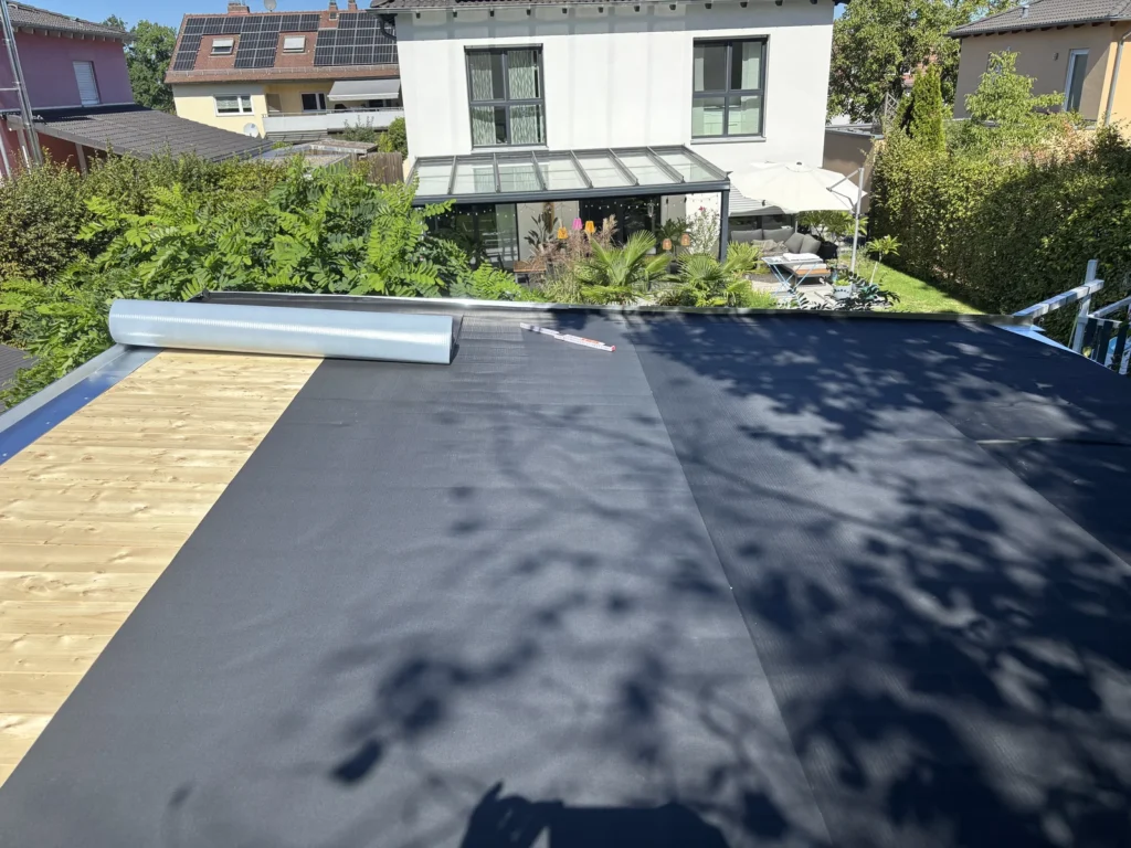 Vier EPDM-Bahnen auf dem Gartenhausdach mit 20 cm Überlappung