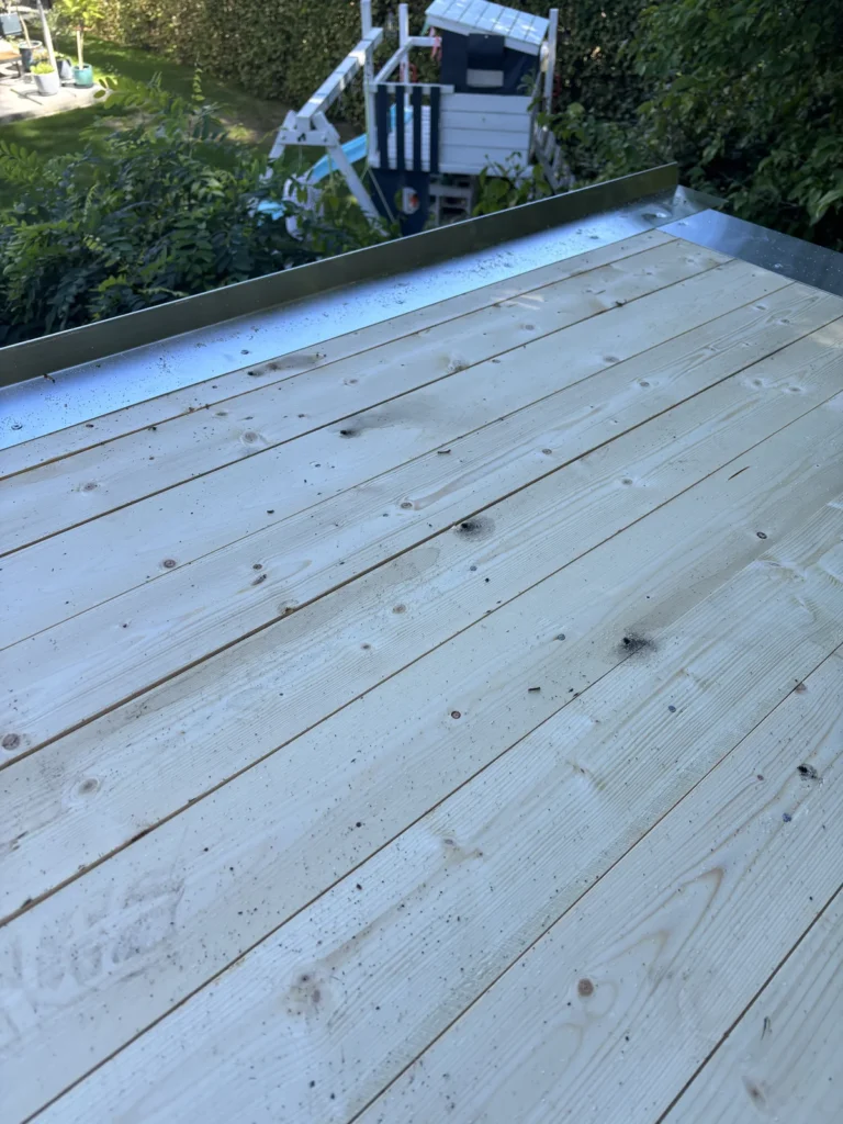 Freigelegte Dachfläche des Gartenhauses mit montiertem Trauf- und Ortgangblech
