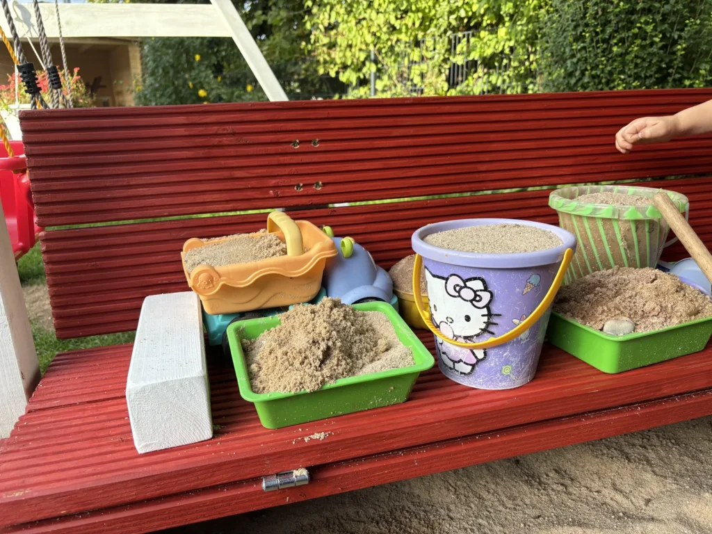 Eimer gefüllt mit Match und Sand auf der Sitzbank