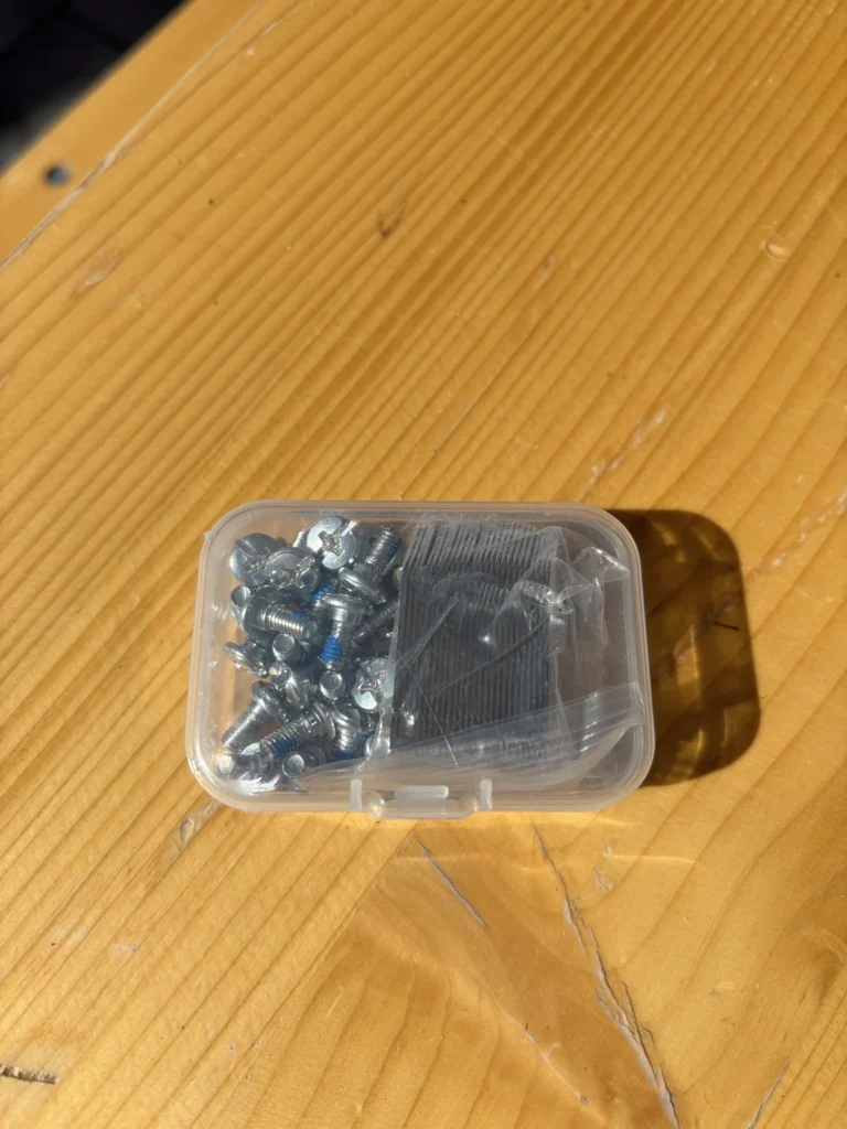 Günstiges, Neu gekauftes Ersatzklingen-Set reduziert die Navimow i105e Kosten. Klingen und Schrauben in Originalverpackung