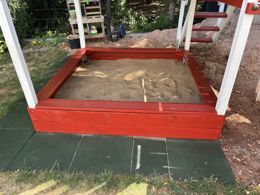 Wickey Smart Seaway Sandkasten mit umlaufender Sitzbank vor dem Bau des Klappdeckels