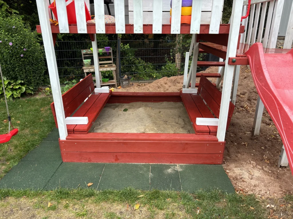 Geöffneter Wickey Sandkasten Klappdeckel mit zwei Sitzbänken