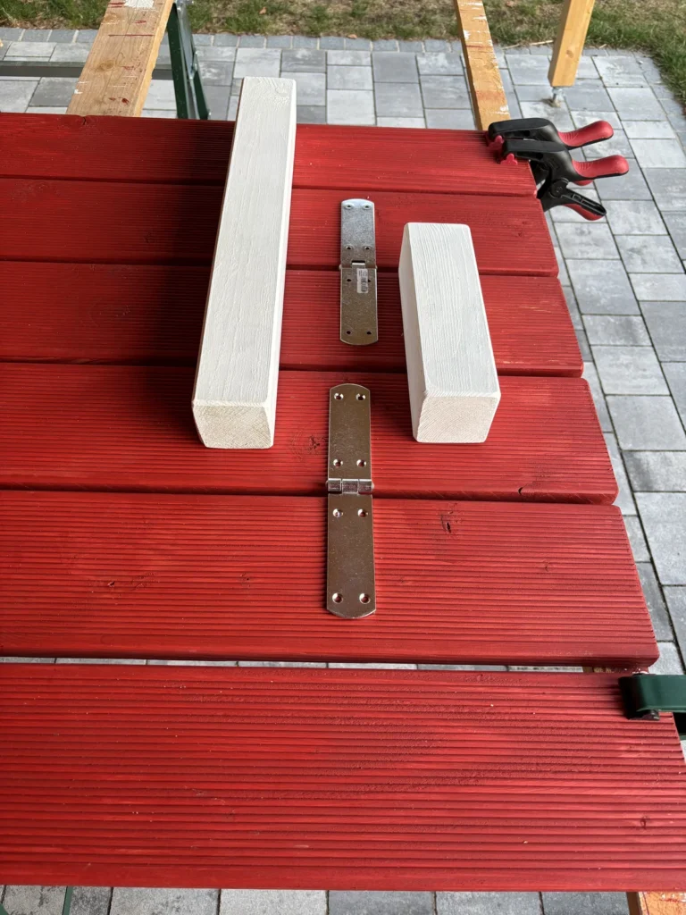 Probeweise ausgelegte Bretter und Bauteile für den Klappdeckel auf Arbeitsböcken