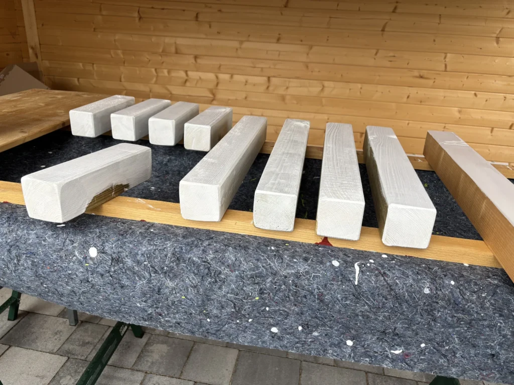 Weiß gestrichene KDI Balken für die Rückenlehnen und Armlehnen des Sandkastendeckels