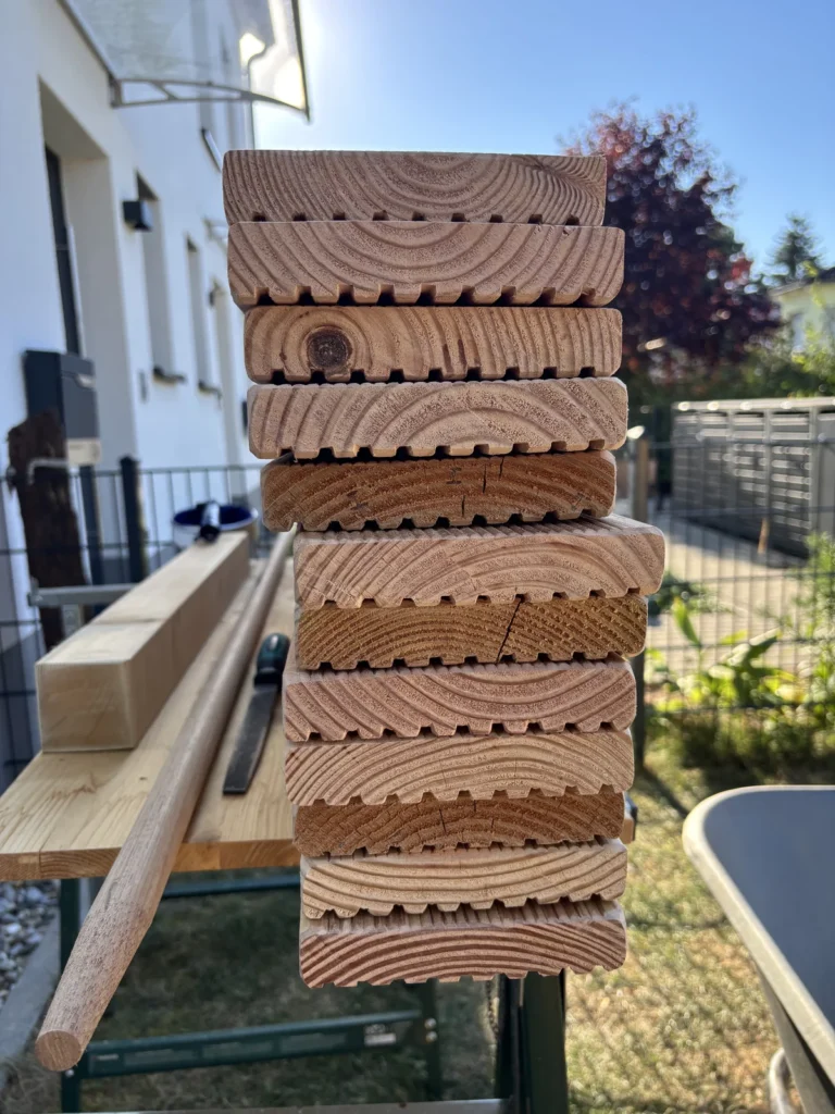 Zwölf Douglasie Terrassendielen für den selbst gebauten Sandkastendeckel