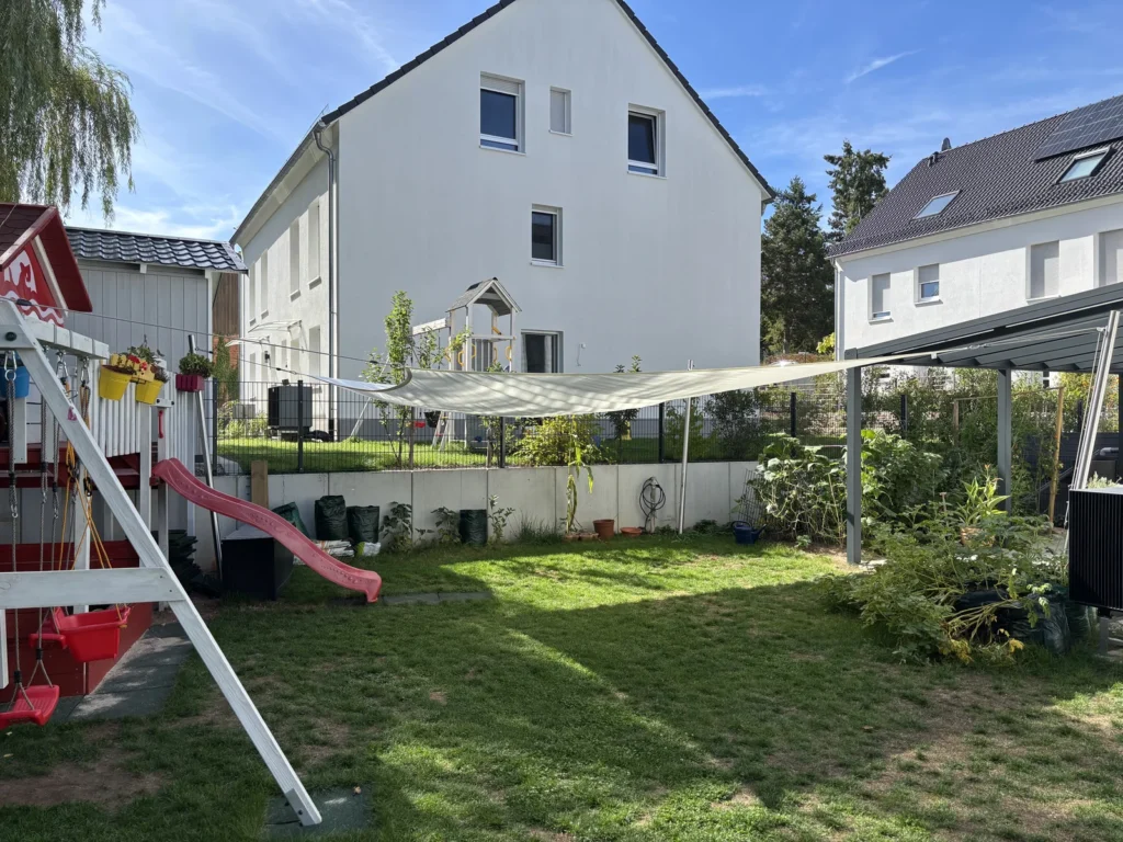 Sonnensegel mit einem vollständig und einem handfest gespannten Mast