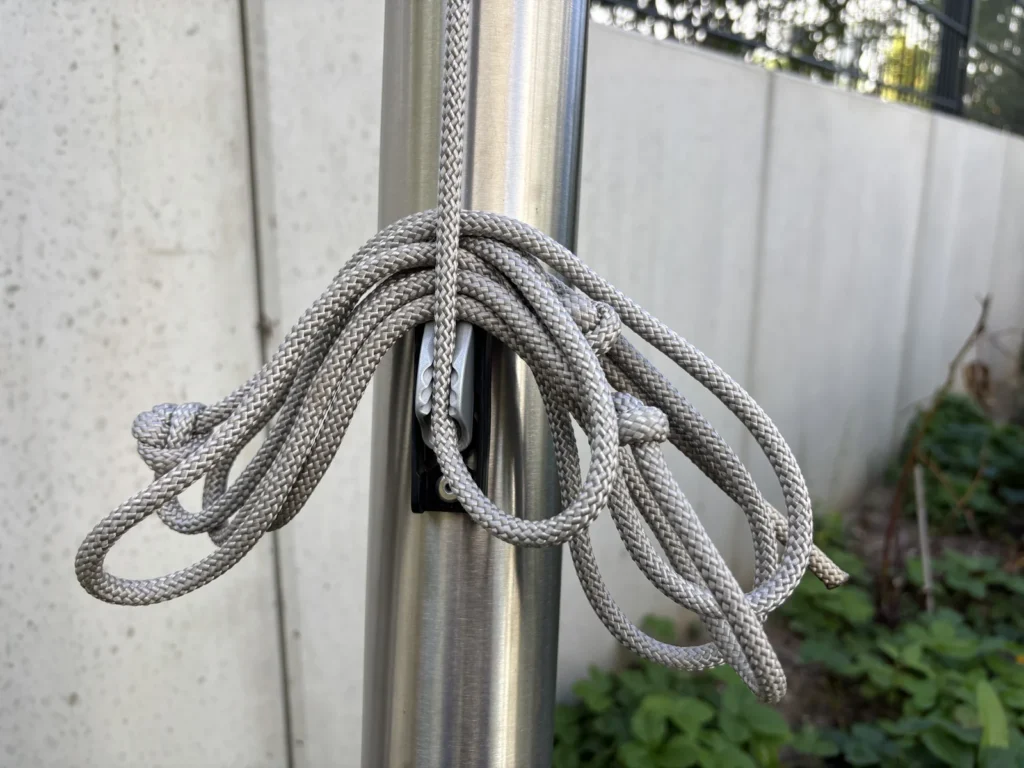 Detail des Flaschenzugs mit zusammengelegtem losem Seilende oberhalb der Seilklemme