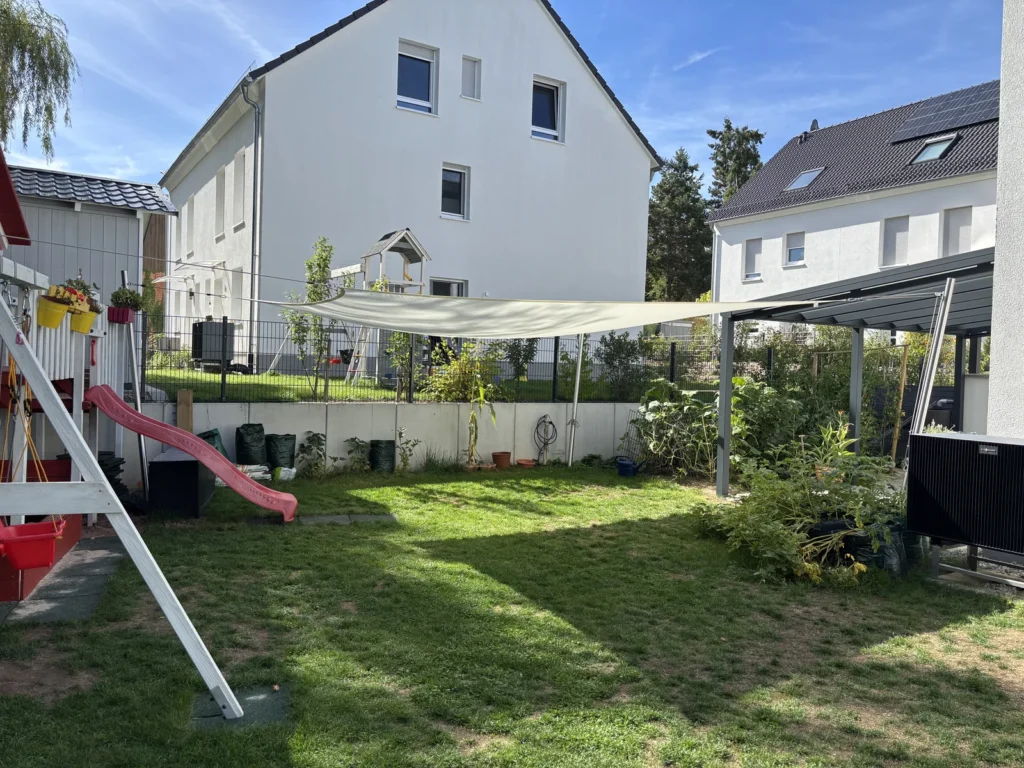 Spielbereich mit aufgebautem Sonnensegel in etwa 2 m Höhe