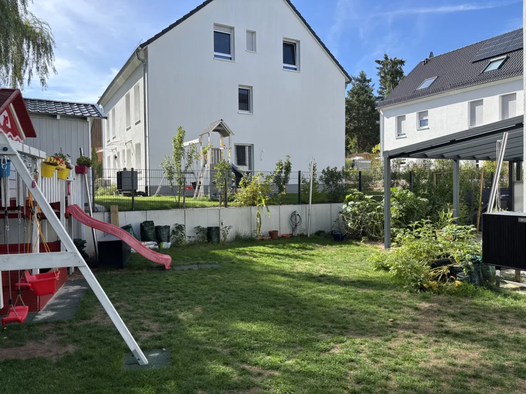 Sonnensegel aufbauen: Spielbereich vor dem Aufbau ohne Sonnensegel