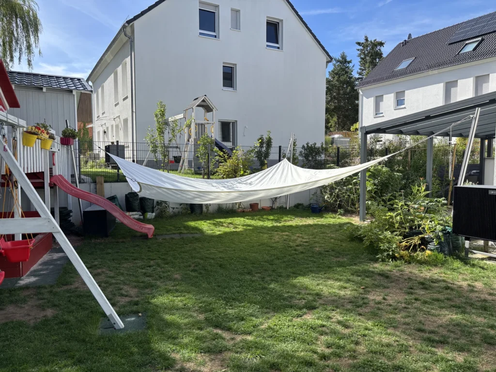 Sonnensegel aufbauen: alle vier Ecken lose an den Seilen eingehängt