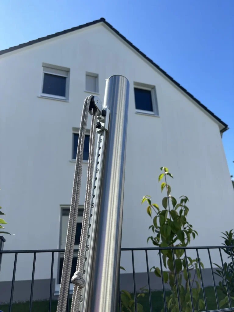Detailansicht des Flaschenzugs am höhenverstellbaren Sonnensegelmast