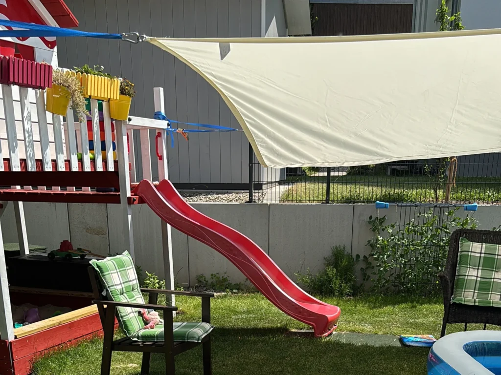 Provisorischer Spannversuch des Sonnensegels mit Spannbändern am Spielturm