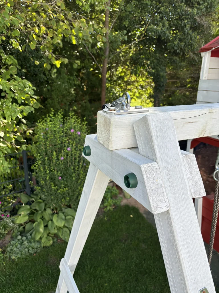 Öse am Schaukelbalken zur Befestigung des Sonnensegels
