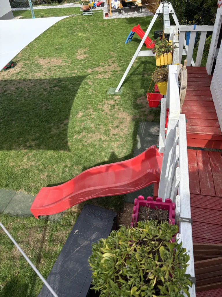 Sonnensegel mit sonnigem Bereich zwischen Sonnensegel und Spielturm