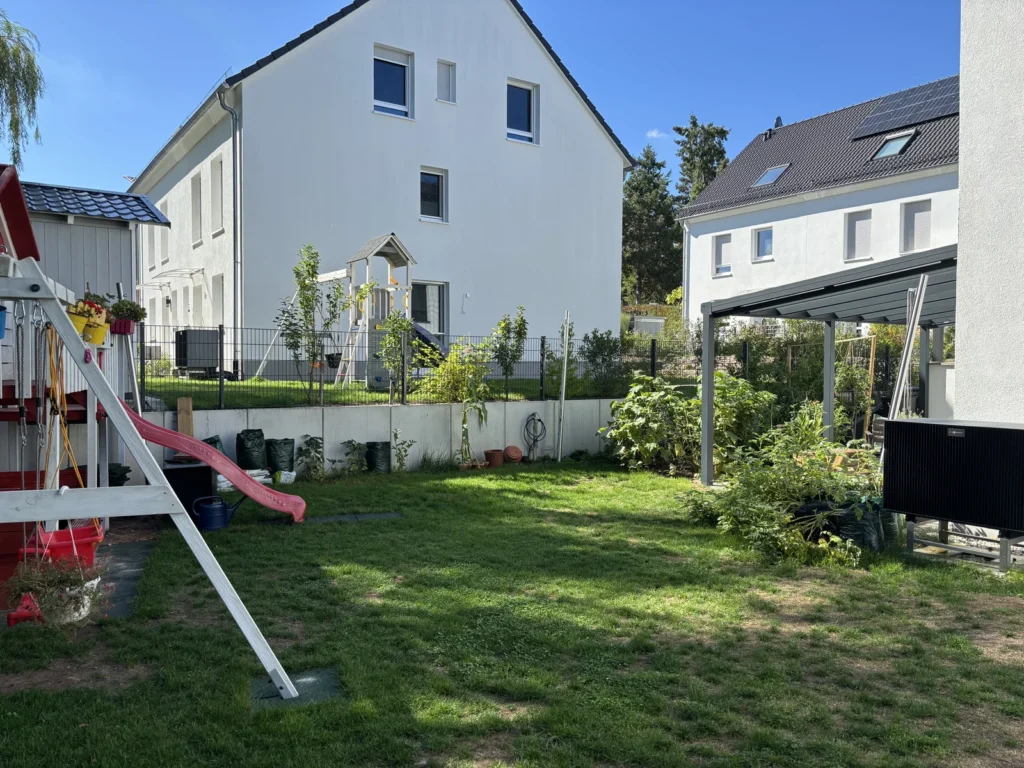 Unaufgebautes Sonnensegel zwischen Spielturm und Terrassenüberdachung mit zwei Masten