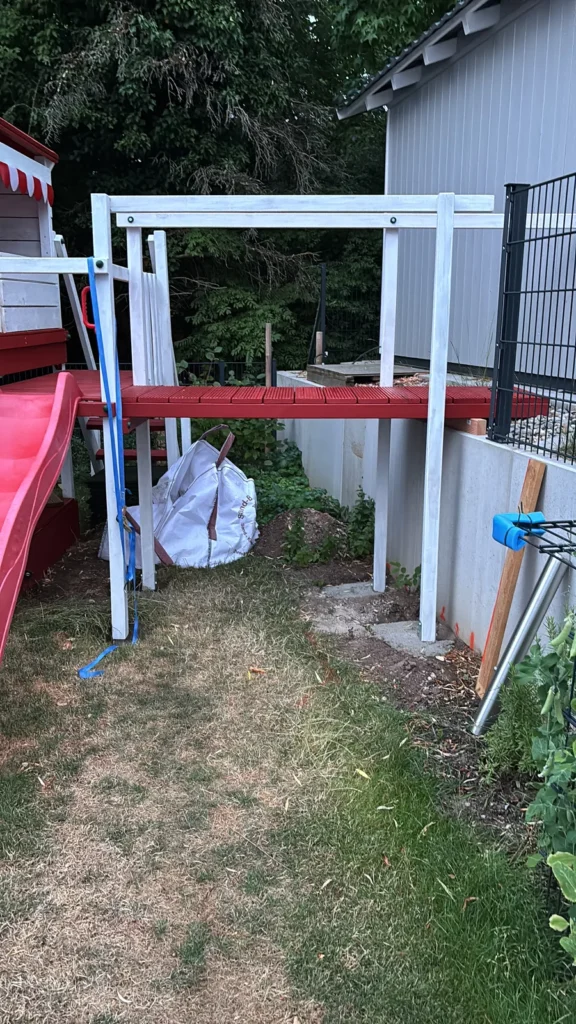 Selbst gebaute Spielturm-Brücke während der Montage ohne Zaunbretter