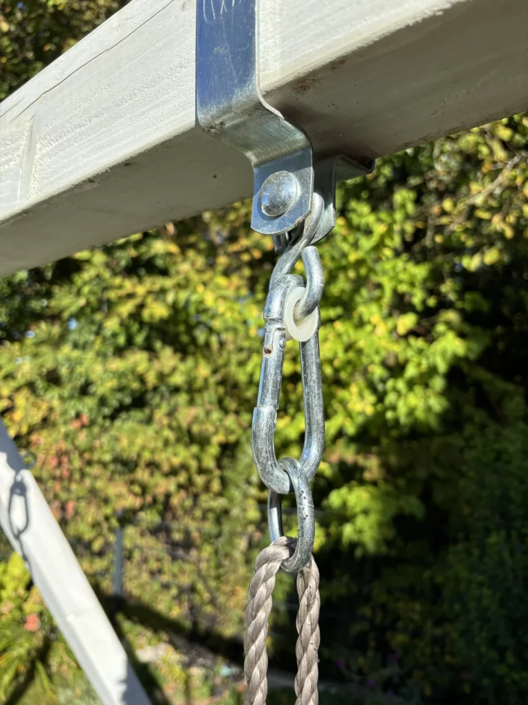 Karabiner am Schaukelbalken mit eingehängtem Schaukelring