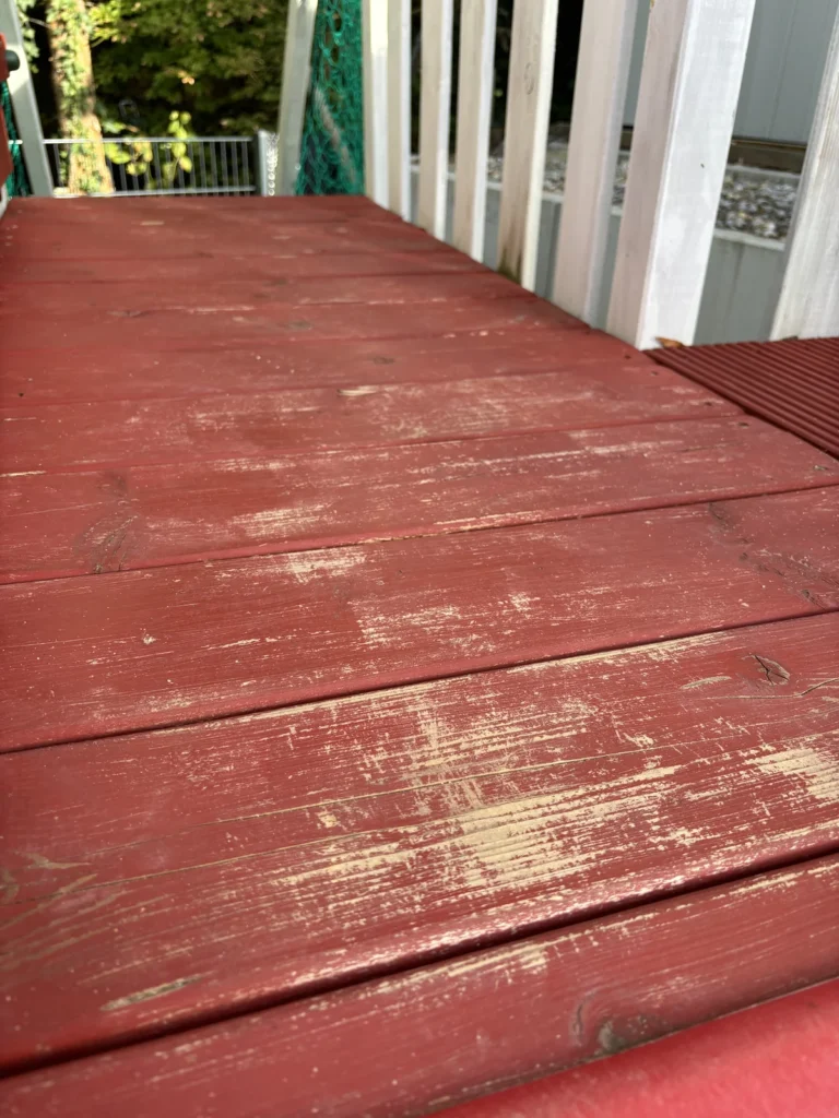 Abgenutzte Farbe im Laufbereich des Spielturms
