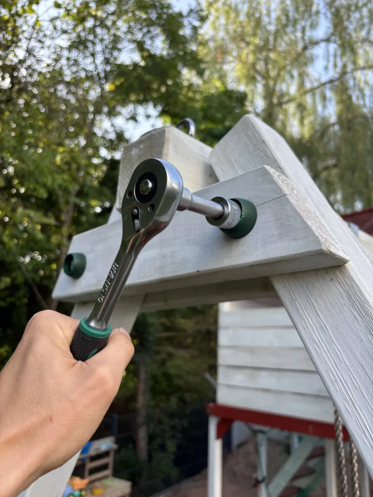 Schrauben am Ende des Schaukelbalkens