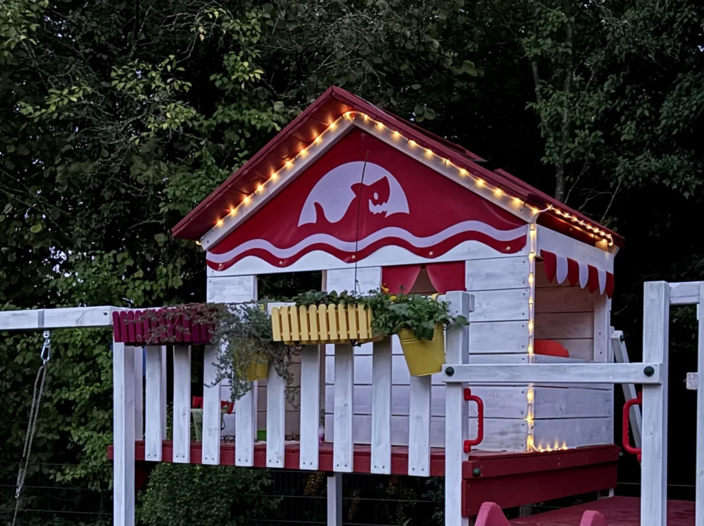 Spielturm Zubehör Ideen an unserem Wickey Smart Seaway: Steuerrad, Blumenkästen und Schaukeln