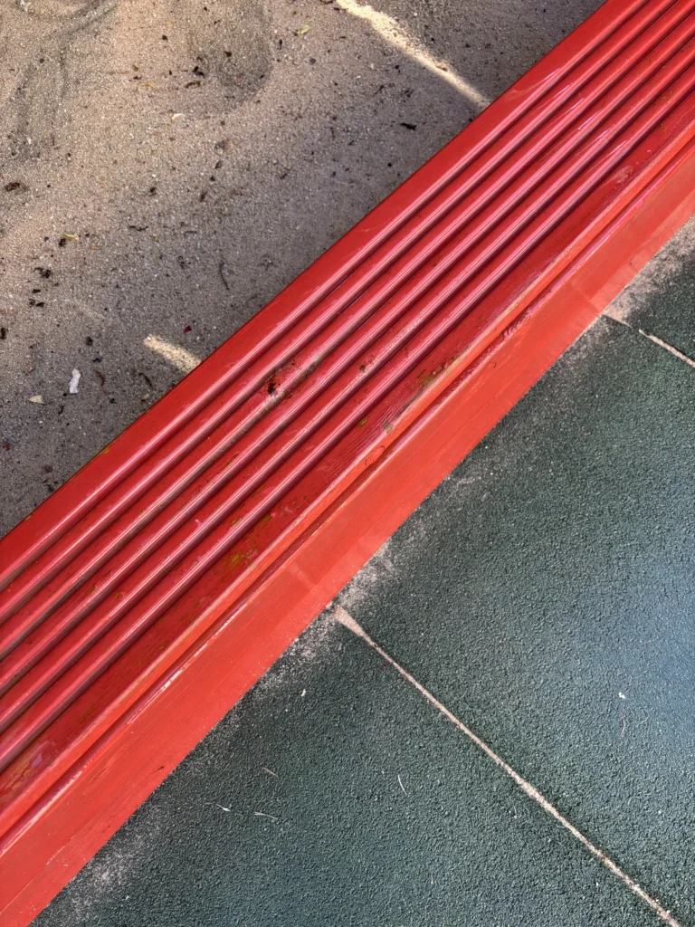 Sitzfläche aus Douglasie am selbst gebauten Sandkasten