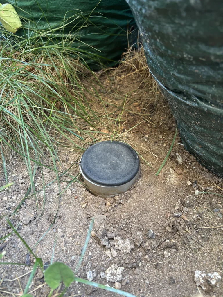Geschlossene Bodenhülse mit Deckel nach dem Entfernen des Sonnensegelmasts