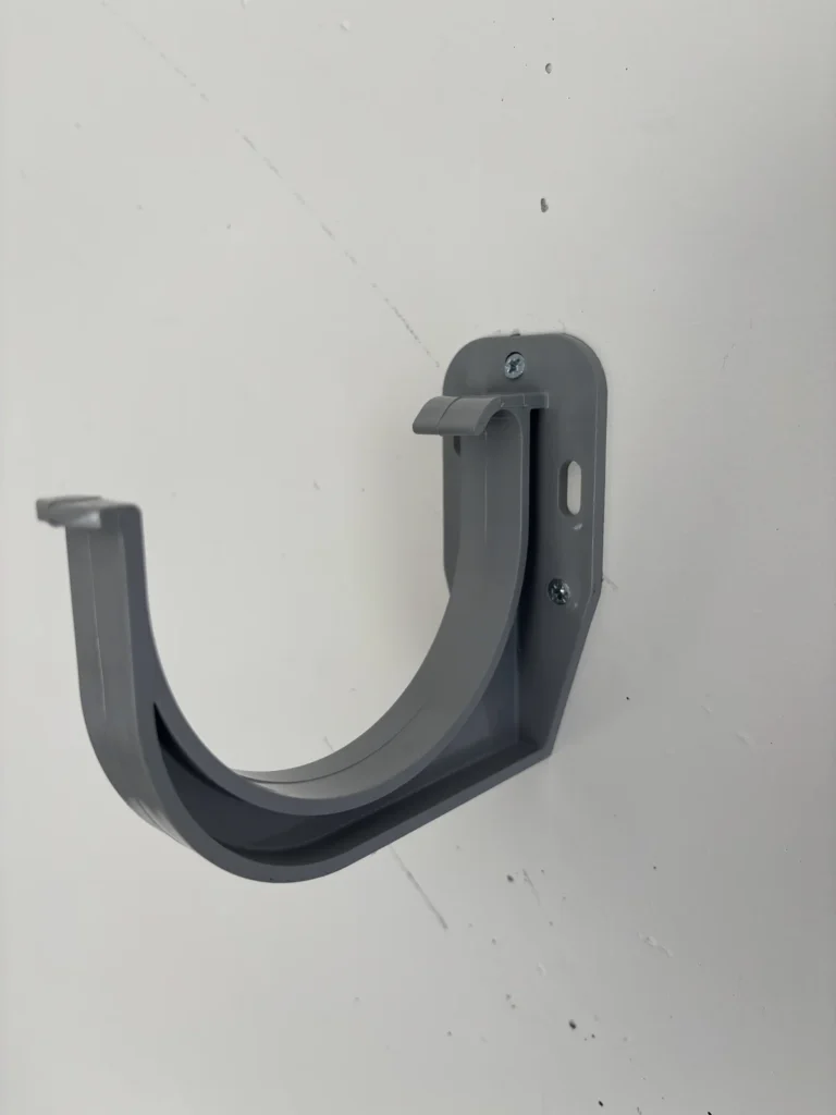 100-mm-Kunststoff-Dachrinnenhalter zur Lagerung eines Sonnensegelmasts