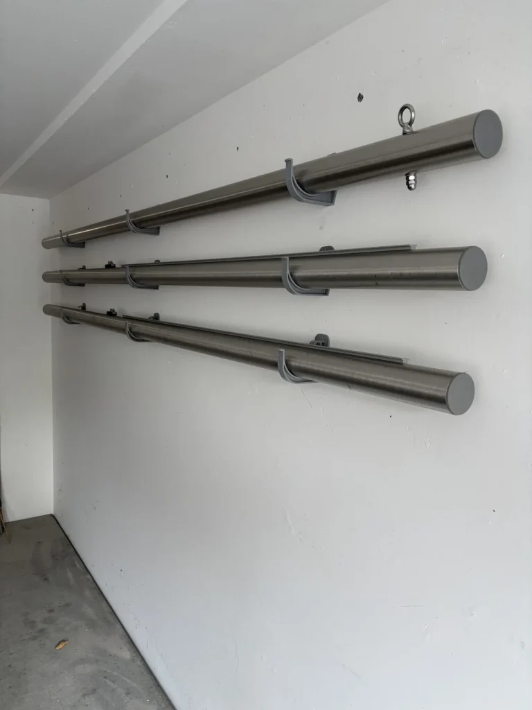 Sonnensegel Mast Lagerung: drei Masten an der Garagenwand