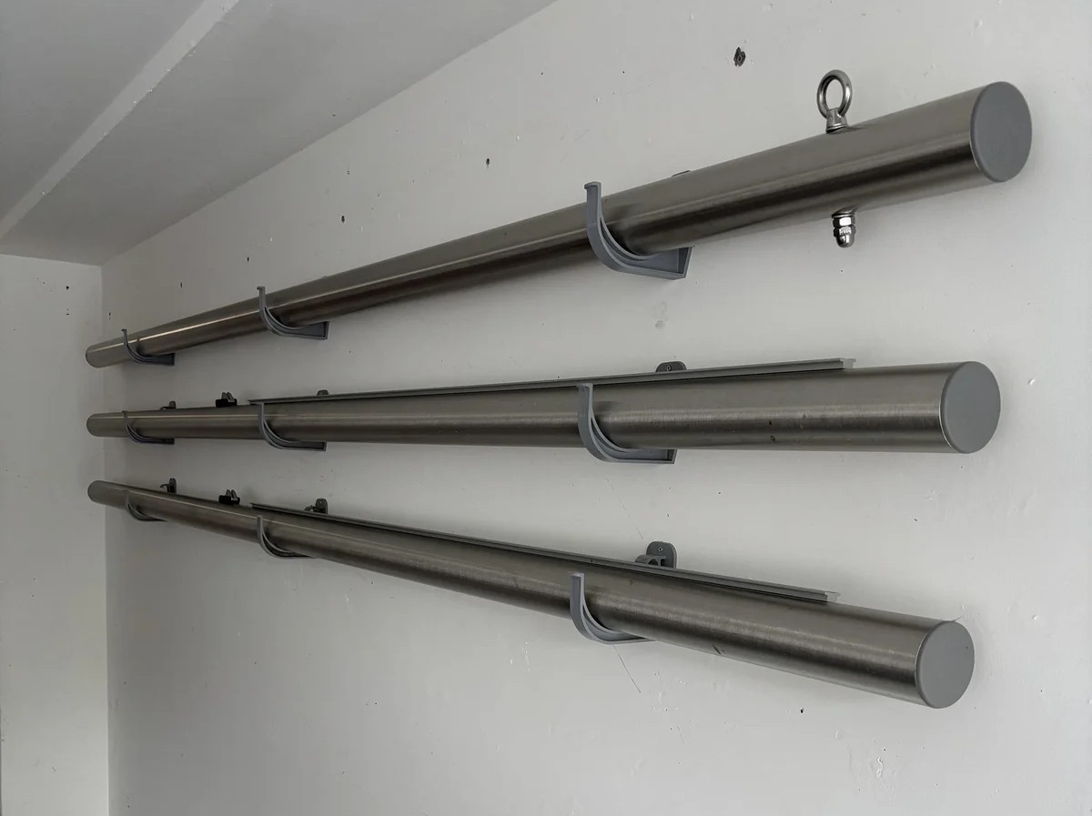 Sonnensegel Mast Lagerung an der Fertigteilgaragenbetonwand